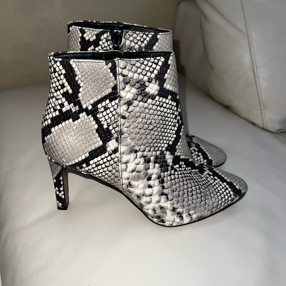 Banana Republic Snake Print Ankle Boots Size 9 - Picture 2 of 8
